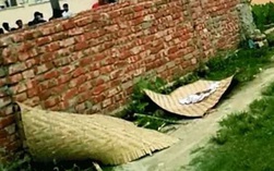 Đau xót cảnh bé gái bị quật mộ bỏ bên vệ đường vì kẻ cuồng tín