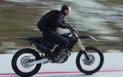 Tom Cruise nhảy dù, nhảy mô tô mạo hiểm ở tuổi 60