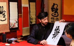 Clip: Ông đồ ngoại quốc cho chữ tại Văn Miếu - Quốc Tử Giám