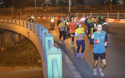 11.000 vận động viên tranh tài tại giải chạy đêm ở Hà Nội