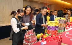 Tung sô cô la hình ông già Noel, tuần lộc... ra thị trường Giáng sinh

