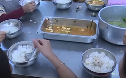 Bộ GD-ĐT vào cuộc vụ 11 học sinh ăn 2 gói mì tôm chan cơm