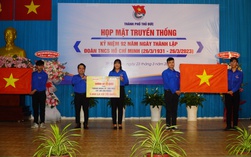 Tặng Thành đoàn Thủ Đức 5.000 lá cờ để thực hiện 50 'Đường cờ Tổ quốc'