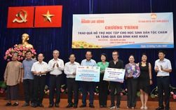 Trao quà và kinh phí hỗ trợ học tập cho học sinh, sinh viên dân tộc Chăm