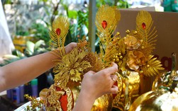 Dừa dát vàng làm không kịp bán ở TP HCM