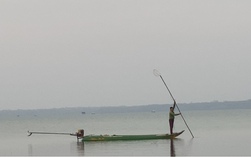 Hình ảnh "khác lạ" nhưng nhiều người thích trên hồ Dầu Tiếng