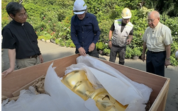 Thay cặp Thánh giá ở Nhà thờ Đức Bà Sài Gòn bằng thép nguyên khối mạ vàng