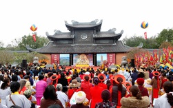 Hàng ngàn người đổ về dự khai hội chùa Bái Đính