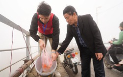 Tình nguyện viên trẻ giúp người dân thả cá tiễn ông Táo về trời