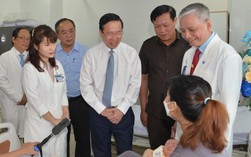 Chủ tịch nước Võ Văn Thưởng thăm, động viên y - bác sĩ Bệnh viện Nhi Đồng 1