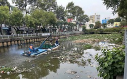 CLIP: Hàng trăm tấn rác dồn ứ trên kênh Nhiêu Lộc – Thị Nghè được vớt