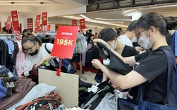 TP HCM khai mạc siêu sale hàng hiệu, quần jean Calvin Klein giá 1,2 triệu, giày Nike chưa tới 1 triệu đồng...