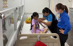 Bé gái ở TP HCM bị mẹ 25 tuổi và người tình 19 tuổi bạo hành: Tiến hành giám định thương tích