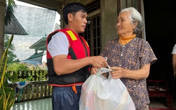 Chương trình "Trái tim miền Trung": Quà cứu trợ từ Báo Người Lao Động đến đúng lúc bà con cần nhất !