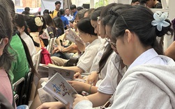 Cô giáo 10 năm “cõng” sách gửi yêu thương đến vùng bão lũ