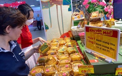 Trước giờ "phá cỗ trăng rằm", siêu thị "xả" bánh trung thu mua 1 tặng 1