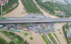 Ngã tư Trần Duy Hưng - Đại Lộ Thăng Long - Khuất Duy Tiến thành “ốc đảo”