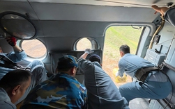 Trực thăng quân đội khẩn cấp bay thả hàng cứu trợ người dân bị lũ lụt cô lập