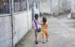 Xót xa hoàn cảnh của 3 em nhỏ mồ côi, vừa đi học vừa bán vé số