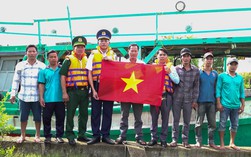 Tặng cờ Tổ quốc và tuyên truyền phòng chống IUU cho ngư dân Cà Mau