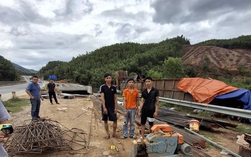 Ba thanh niên bị công an bắt giữ vì trộm cắp trên cao tốc La Sơn - Hoà Liên