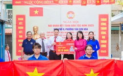 Báo Người Lao Động trao cờ Tổ quốc tại Ngày hội Đại đoàn kết Khu phố 9 phường Tân Sơn Hòa