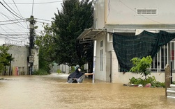 CLIP: Nha Trang nước lũ lên nhanh, cả Quốc lộ lẫn đường sắt bị tê liệt