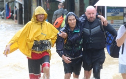 Nha Trang người dân tập trung dọn lũ, hỗ trợ vùng còn ngập