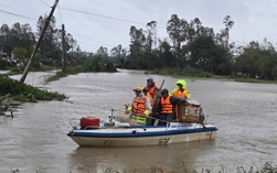 Xót xa hình ảnh CSGT vượt lũ, chở quan tài để kịp mai táng cho cháu bé