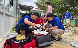 Chiến sĩ áo xanh đồng hành với người dân vùng thiên tai ở Khánh Hòa