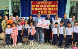 Chương trình “Triệu tập vở cho học sinh vùng bị thiên tai”: Tiếp sức học sinh vùng lũ đến trường