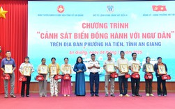 Trao tặng cờ Tổ quốc và ảnh Bác tại chương trình “Cảnh sát biển đồng hành với ngư dân”
