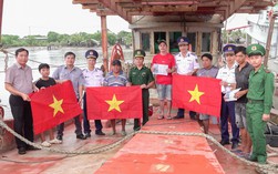 Tặng cờ Tổ quốc và tuyên truyền phòng, chống IUU tại Cà Mau