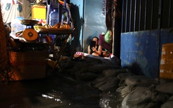 Người dân chật vật giữa triều cường: Bao cát, xe chết máy và nước ngập khắp nơi