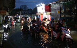 TP HCM: Nhiều người chật vật dắt xe máy về nhà khi triều cường vượt mức lịch sử
