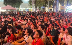 Biển người trên đường Lê Lợi tiếp lửa U22 Việt Nam