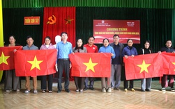 Báo Người Lao Động tặng 500 lá cờ Tổ quốc cho ngư dân Hà Tĩnh