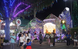 Xóm đạo Tân Phú rực rỡ đón Giáng sinh