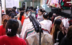 Thu nhập “khủng” từ cho thuê áo dài chụp ảnh Tết sớm tại TPHCM