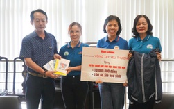 Báo Người Lao Động trao tặng áo ấm và sách đến dự án “Sách hay cho học sinh tiểu học”