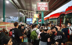 Dòng người ùn ùn rời TPHCM trước Tết Dương lịch