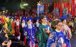 Hàng nghìn bạn trẻ đồng diễn Việt phục trong ngày hội "Tóc xanh vạt áo"