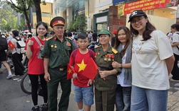 Video: Hai bạn trẻ bật khóc khi nghe cựu chiến binh kể chuyện