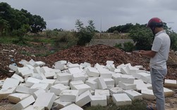 Phát hiện chất thải nghi là phôi xà phòng bị đổ trộm sau trường học