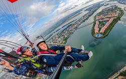 Hội An ra mắt tour dù lượn độc đáo và đại tiệc ánh sáng trên bầu trời