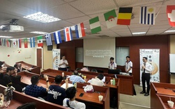 Sinh viên Việt "xuất ngoại", trình bày nghiên cứu khoa học bằng 3 ngôn ngữ