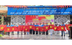 Báo Người Lao Động tặng cờ Tổ quốc cho phường Bàn Cờ