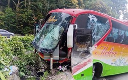 Xe buýt chở 20 du khách Việt Nam gặp nạn tại Malaysia