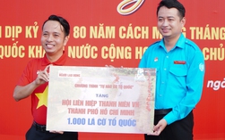 Lễ chào cờ ý nghĩa bên bờ sông Sài Gòn