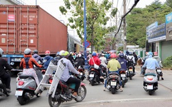 201 xe máy nào đi trên vỉa hè ở TP HCM bị Đội CSGT Hàng Xanh ghi hình?